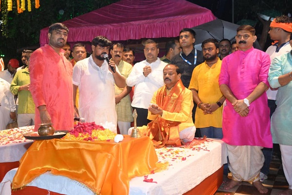 Jamshedpur : बनारस के प्रख्यात गंगा घाट की तर्ज पर सूर्य मंदिर छठ घाट पर हुई महाआरती, आस्था का दिखा अद्भुत नजारा
