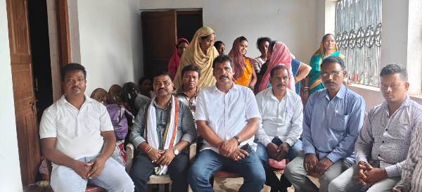 Chaibasa : शिक्षक भूपेंद्र कुमार पान के निधन से शोक की लहर, कांग्रेसियों ने दी श्रद्धांजलि