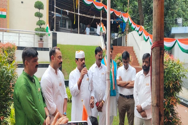 Jamshedpur : टाटा मोटर्स वर्कर्स यूनियन कार्यालय में महामंत्री आरके सिंह एवं ईआर हेड ने दी तिरंगे को सलामी