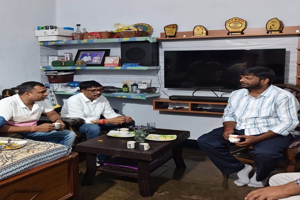 Jamshedpur टाटा मोटर्स वर्कर्स यूनियन के उपाध्यक्ष अस्वस्थ, मिलें आजसू पार्टी के केंद्रीय महासचिव व अन्य