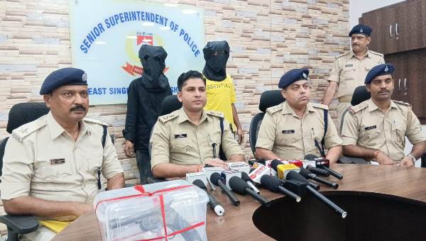 Jamshedpur : घाघीडीह जेल में बंद भाकुड़ ने रची थी मो. निजाम की हत्या की साजिश, दो गिरफ्तार, धारदार हथियार और देशी कट्टा बरामद