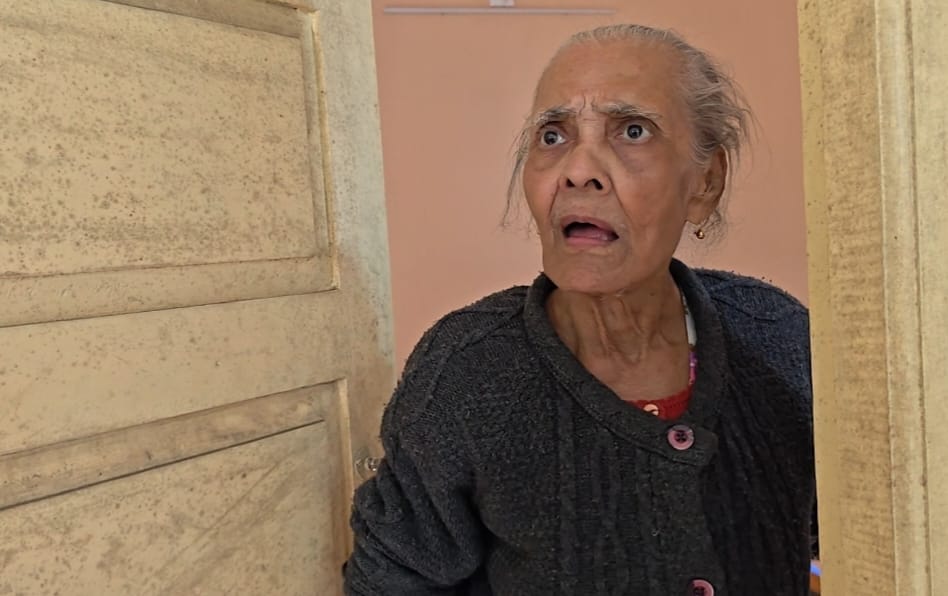 Jhargram : 85 वर्षीय वृद्ध मां को फ्लैट में अकेला छोड़कर रहस्यमय ढंग से गायब हुआ पुत्र, फ्लैटवासी वृद्धा की देखभाल में जुटे