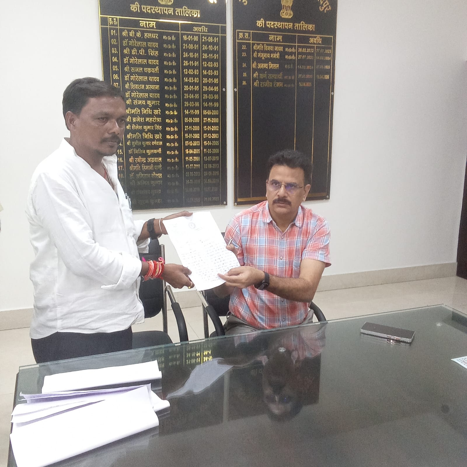 Bahragora : धुमकुड़िया भवन के सामने अवैध कब्जे पर बिफरे जनप्रतिनिधि, DDC को ज्ञापन सौंप अतिक्रमण हटाने की मांग
