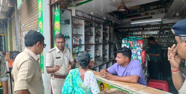 Jhargram : जिला पुलिस और ड्रग्स कंट्रोल विभाग के अधिकारियों ने शहर की दवा दुकानों और फार्मेसियों का किया संयुक्त निरीक्षण 