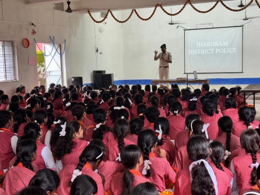 Jhargram : झाड़ग्राम पुलिस ने अपराध, यौन उत्पीड़न और बाल विवाह की रोकथाम को लेकर शैक्षणिक संस्थानों में चलाया जागरूकता अभियान