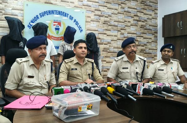 Jamshedpur : सीतारामडेरा और साकची में अवैध जुआ-लॉटरी के खिलाफ पुलिस का बड़ा एक्शन, चार गिरफ्तार, नकदी, मोबाइल, लॉटरी बोर्ड और नंबर लिखी कॉपियां बरामद