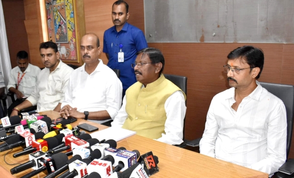 Jamshedpur : डोबो-कपाली में कृषि भूमि के बदलते नेचर पर पूर्व मुख्यमंत्री अर्जुन मुंडा ने उठाए सवाल, कहा- अनुसूचित क्षेत्र की संवैधानिक व्यवस्था से हो रहा खिलवाड़