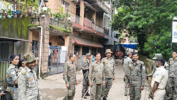 Jamshedpur : निखार हत्याकांड में मुख्य आरोपी अशोक सिंह राघव के कार्यालय और आवास पर छापेमारी, जांच के दौरान मिले कई अहम साक्ष्य