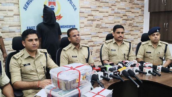 Jamshedpur : बागबेड़ा में पुलिस की बड़ी कार्रवाई, 1.428 किलो गांजा और देसी कट्टा के साथ आरोपी गिरफ्तार