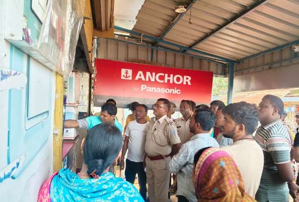 Bahragora : मानुषमुड़िया के मुख्य बाजार में इलेक्ट्रॉनिक दुकान का ताला तोड़कर लाखों के सामान की चोरी
