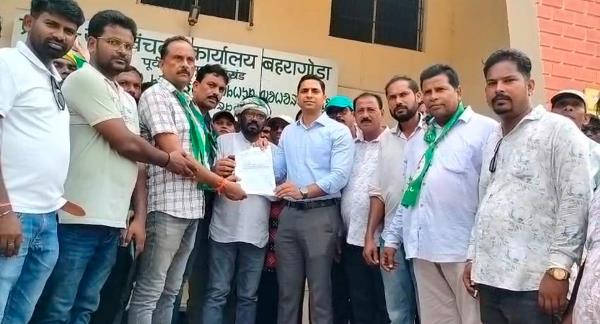 Bahragora : बहरागोड़ा प्रखंड मुख्यालय पर झामुमो का प्रदर्शन, खान एवं खनिज संशोधन विधेयक का किया विरोध, विधायक समीर मोहंती हुए शामिल