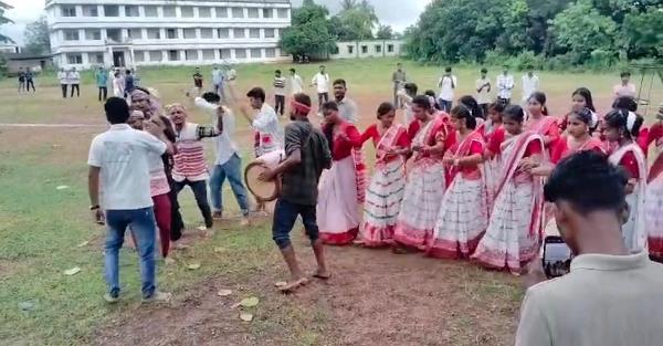 Bahragora : बहरागोड़ा प्रखंड में करमा पूजा की धूम, महाविद्यालय व ग्रामीण क्षेत्रों में भक्ति भाव से झूमे श्रद्धालु