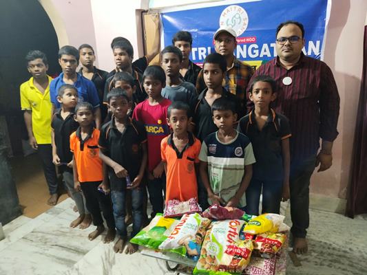 Bahragora : अनाथ बच्चों के साथ मैत्री संगठन के संस्थापक ने मनाया जन्मदिन, बांटी खुशियां
