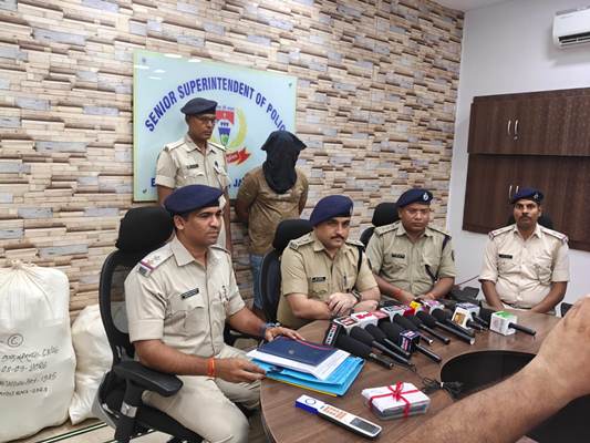 Bahragora : बहरागोड़ा पुलिस का नशे के नेटवर्क पर बड़ा प्रहार, NH-49 और 18 के जंक्शन पर नई Tata Curvv कार से 113 किलो गांजा जब्त