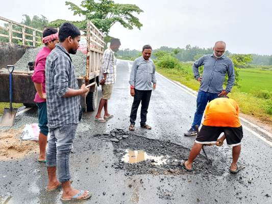 Bahragora : बहरागोड़ा-चाकुलिया मुख्य सड़क एक साल में ही हुआ बदहाल, मुखिया ने निर्माण एजेंसी को तलब कर मरम्मत कराने को कहा