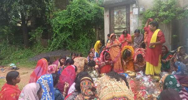 Bahragora : बहरागोड़ा प्रखंड क्षेत्र में भक्तिभाव के साथ संपन्न हुई षष्ठी पूजा, महिलाओं ने परिवार की दीर्घायु के लिए रखा व्रत