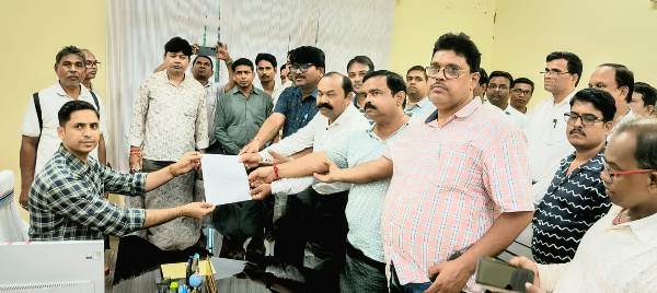 Bahragora : एसआईआर ड्यूटी के दौरान शिक्षक की मौत, शिक्षकों ने जताया भारी आक्रोश, मुआवजा व बुनियादी सुविधाएं देने की मांग 