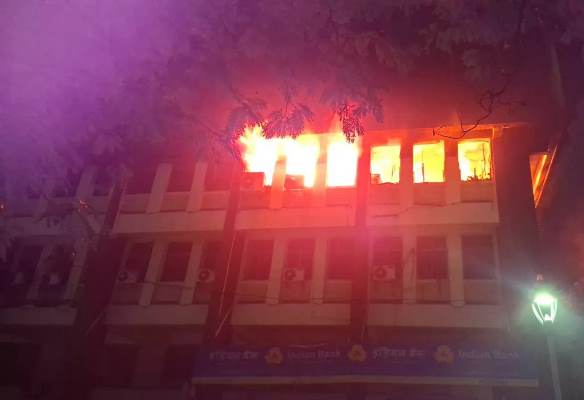 Jamshedpur :  बिष्टुपुर स्थित एलआईसी भवन में भीषण आग, कांफ्रेंस हॉल, 45 एसी और सैकड़ों कंप्यूटर स्वाहा