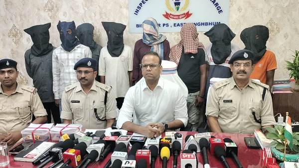 Jamshedpur : बिष्टुपुर में वाहन चोर गिरोह का खुलासा, 21 चोरी की दोपहिया गाड़ियां बरामद, आठ आरोपित गिरफ्तार