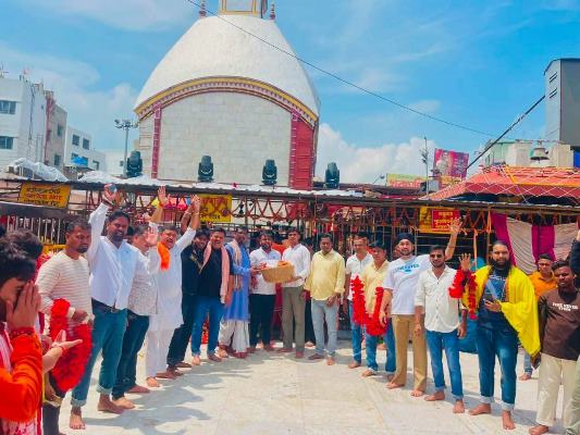 Jamshedpur : घाघीडीह मंडल अध्यक्ष आनंद कुमार के नेतृत्व में भाजपा कार्यकर्ताओं ने किया मां तारा का दर्शन-पूजन