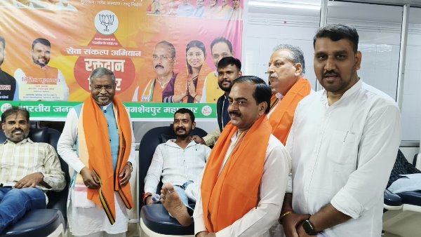 Jamshedpur : पीएम मोदी के 76वें जन्मदिवस पर भाजयुमो का महारक्तदान शिविर में पहुंचे बाबूलाल मरांडी ने बढ़ाया रक्तदाताओं का हौसला