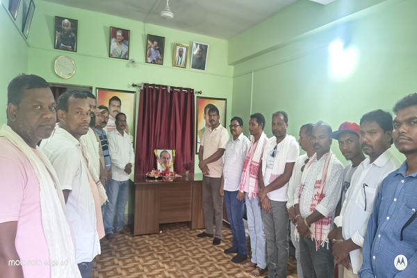 Chaibasa : प्रख्यात अर्थशास्त्री एवं पूर्व प्रधानमंत्री डॉ. मनमोहन सिंह की जयंती पर कांग्रेसजनों ने किया नमन 