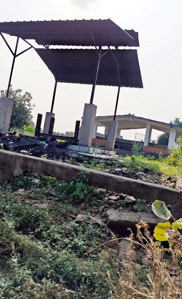 Jamshedpur : जनता के पैसे से बना चांडिल का एकमात्र श्मशान घाट में हो रहा हैं अंधेरे में अंतिम संस्कार, बुनियादी सुविधाओं के अभाव में दम तोड़ रहा मुक्ति धाम