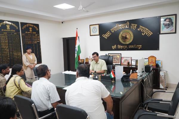 Jamshedpur : जन शिकायत निवारण दिवस में उपायुक्त ने सुनी नागरिकों की समस्याएं, समस्याओं के निराकरण के दिए निर्देश
