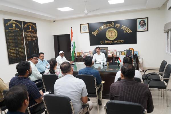 Jamshedpur : भारी बारिश एवं नदी के बढ़े जलस्तर से प्रभावित क्षेत्रों में जल निकासी के बाद फॉगिंग-ब्लीचिंग का डीसी ने दिया निर्देश