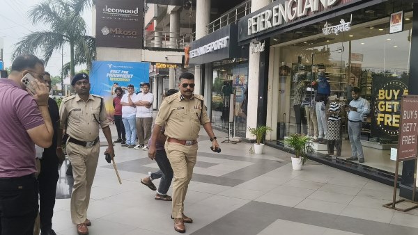 Jamshedpur : बिंदल मॉल के रेस्टोरेंट में ताबड़तोड़ फायरिंग, 3 युवक घायल, 11 राउंड गोलियां चलने से मचा हड़कंप