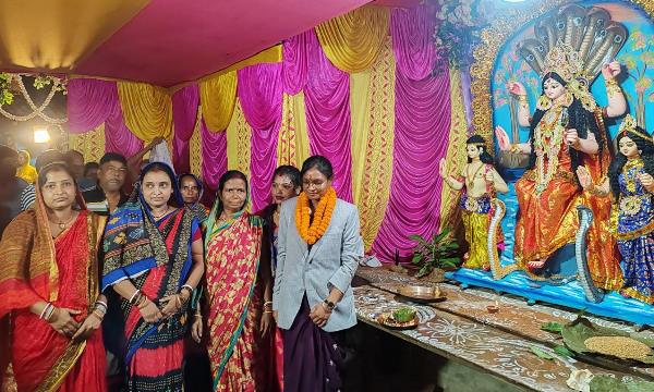 Potka : न्यू सबुज संघ क्लब की ओर से आयोजित मां मनसा पूजा में सम्मिलित हुई समाजसेवी दुखनी सोरेन, सुख, शांति, समृद्धि एवं खुशहाली की कामना की