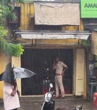 Jamshedpur : गोलमुरी में ज्वेलरी दुकान में चोरी, वेंटिलेटर काटकर लाखों के आभूषण ले उड़े चोर
