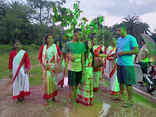 Jadugora : करम डाली विसर्जन के साथ जादूगोड़ा में करमा महोत्सव का समापन, ढोल-नगाड़ों पर थिरके लोग