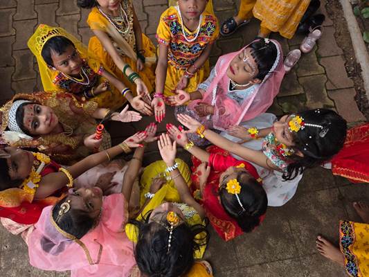 Chaibasa : टाटा डी० ए० वी० पब्लिक स्कूल नोवामुंडी में वेशभूषा प्रतियोगिता का आयोजन