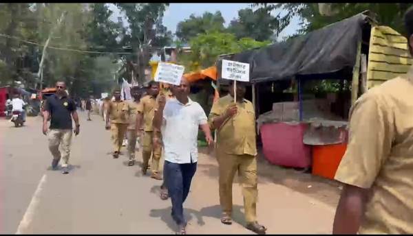 Jhargram : ऑल बंगाल ड्राइवर महासंघ ने वाहन चालकों को ‘द्वितीय सैनिक’ का दर्जा देने की मांग की, झाड़ग्राम जिला शाखा ने जिलाधिकारी को सौंपा 17 सूत्री मांग पत्र