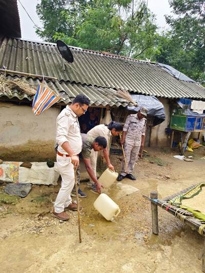 Jhargram : अवैध चुलाई शराब के कारोबार पर आबकारी विभाग का प्रहार, 80 लीटर शराब व 450 लीटर फर्मेटेड वॉश नष्ट किया