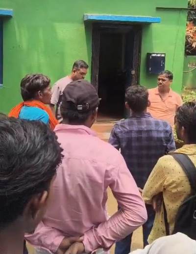 Jhargram : पारिश्रमिक भुगतान की मांग को लेकर हुला पार्टी के सदस्यों ने वन विभाग के कलाईकुंडा बिट कार्यालय का किया घेराव