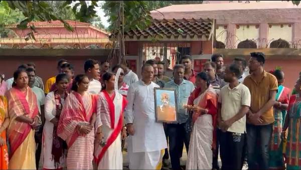 Jhargram : झाड़ग्राम में भाजपा ने मनाया पीएम मोदी का जन्म दिन, चाड़दा काली मंंदिर में जला 1000 दीपक