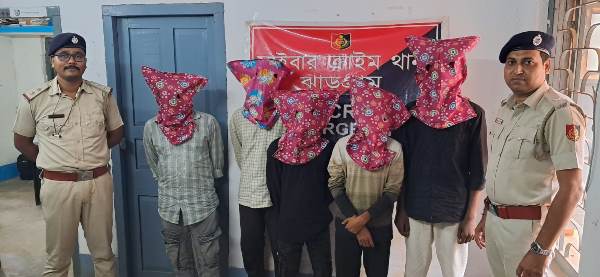 Jhargram : अंतरराज्यीय साइबर फ्रॉड नेटवर्क का खुलासा, पांच गिरफ्तार, 8 मोबाइल फोन, 9 एटीएम कार्ड, 6 बैंक पासबुक तथा कई लोगों के पैन कार्ड व आधार कार्ड बरामद