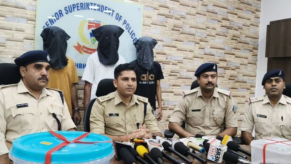 Jamshedpur : कदमा में चोरी का खुलासा, लाखों के जेवर-बर्तन बरामद; चापड़ से हमला मामले में दो गिरफ्तार, भेजे गए जेल