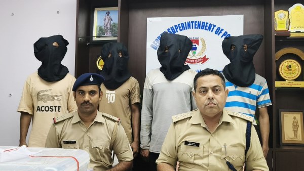 Jamshedpur : जुगसलाई में मल्लिक प्लाईवुड दुकान में चोरी का खुलासा, चार आरोपी गिरफ्तार, चोरी के दो लैपटॉप, 19 हजार रुपये, बैग और वारदात में इस्तेमाल बाइक-स्कूटी बरामद, एक आरोपी अब भी फरार