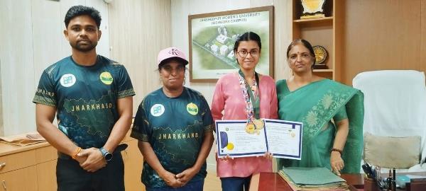 Jamshedpur : झारखंड राज्य पिकलबॉल टूर्नामेंट में जमशेदपुर महिला विश्वविद्यालय का शानदार प्रदर्शन, खिलाड़ियों ने जीते कई पदक