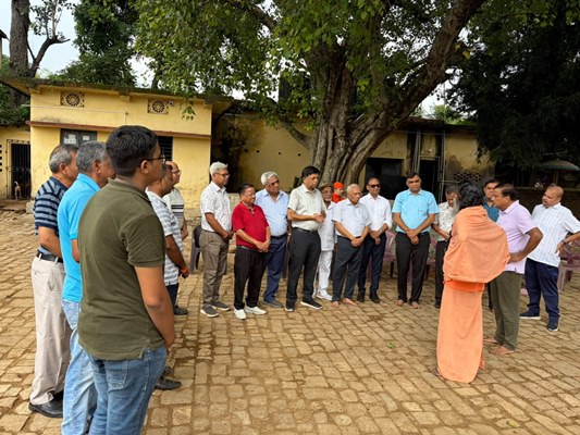 Jamshedpur : कालियाडीह गौशाला पहुंचे संत ग्वाल श्री जी महाराज, गौसेवा की सुदृढ़ व्यवस्था  को बताया अनुकरणीय, अपने हाथों से गौवंश को खिलाई हरी सब्जियां, फल और गुड़