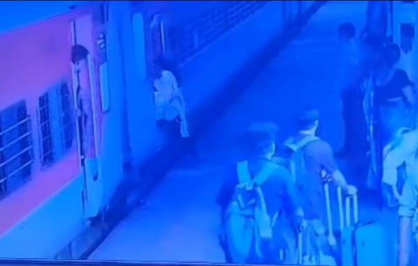 Kharagpur : विवेक एक्सप्रेस में चढ़ने की कोशिश कर रही एक महिला का पैर फिसला, ट्रेन के साथ घिसटती महिला को आरपीएप जवान ने सुरक्षित बचाया