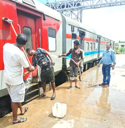 Kharagpur : ‘स्वच्छता ही सेवा अभियान’ के तहत दक्षिण पूर्व रेलवे के खड़गपुर मंडल में स्टेशनों, ट्रेनों, रेलवे कार्यालयों व परिसरों में चलाया गया व्यापक सफाई अभियान