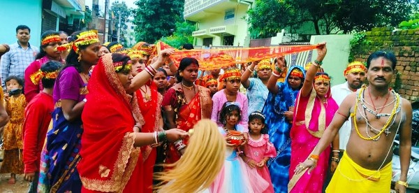 Jamshedpur : हरहरगुटू में धूमधाम से मना मां अति उत्तमेश्वरी कुल्लू रानी का तीन दिवसीय जन्मोत्सव, 63 प्रकार के भोग और अखंड ज्योत के साथ हुई विशेष पूजा