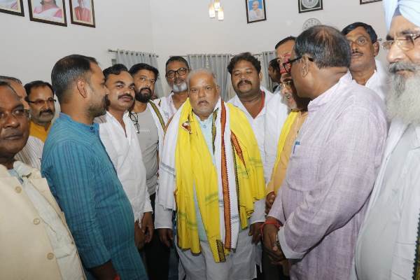 Jamshedpur : बिहार के ग्रामीण विकास मंत्री श्रवण कुमार का जदयू नेताओं ने किया स्वागत