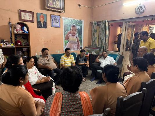 Jamshedpur : सड़क हादसे में मृत युवाओं के परिजनों से मिले पूर्व मंत्री बन्ना एवं मेयर सुधा गुप्ता