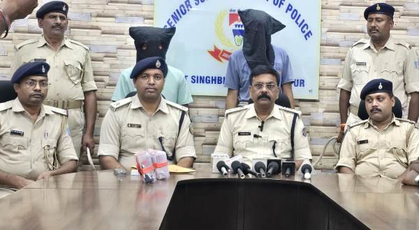 Jamshedpur : एमजीएम थाना क्षेत्र से 510 पुड़िया ब्राउन शुगर के साथ दो गिरफ्तार, दो मोबाइल फोन और मोटरसाइकिल बरामद