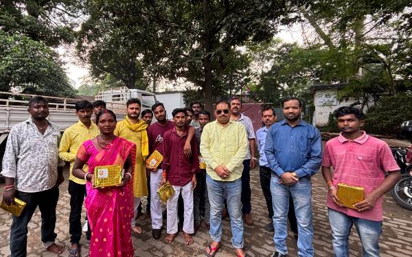 Jamshedpur : नरेंद्र मोदी विचार मंच ने गोलमुरी में गरीब मजदूरों के बीच मिठाई बांटकर मनाया प्रधानमंत्री का 76वां जन्मदिन